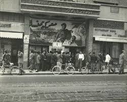 سينما الاهرام في شارع بور سعيد وخطوط الترام المؤود شاهد وغالبة الرواد مرتدية للاطقم خمسينيات القرن العشرين damascus syria old photos aleppo syria