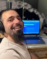 So stoked to be back at it with @hozier. Pics by crowd fav @ruthlessimagery  of course. Who's coming out this year? #hits #hooks #bangers #singer #song  #writer #singersongwriter #guitar #electricguitar #howdoiplaythisthing  #newmusic #