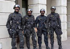 Es handelt sich normalerweise um die glock 17. Die 10 Hartesten Spezialeinheiten Der Welt Spezialeinheiten Sondereinsatzkrafte Polizisten