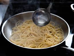 Cuocete gli spaghetti al dente e nel frattempo potete preparare il condimento: Aglio E Olio The One Pasta Sauce You Absolutely Must Know Serious Eats