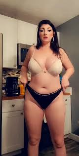 Mizz Erotique – MOMMAS BOY