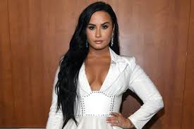 My creepies guest this week is the always fabulous demi lovato and let me tell u. Demi Lovato Cut Her Long Hair Into An Asymmetrical Lob Photos Allure