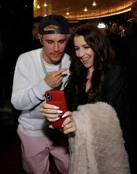 Justin Bieber And Pattie Mallette At The Justin Bieber Seasons Premiere Event In Los Angeles California Credit To Owner En 2020