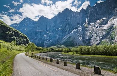 Trollveggen: 1,200 meters of sheer verticality and unstable stone., generat per IA