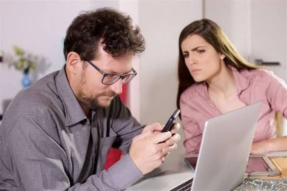 اعرفى تأثير السوشيال ميديا على علاقتك العاطفية بشريك حياتك.. الغيرة هتجننك - اليوم السابع