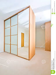 Moderne garderobe in old wood vontage in kombination mit betonoptik in dunkelgrau. Moderne Garderobe Mit Grossen Garderoben Stockfoto Bild Von Punkt Frontseite 14664062