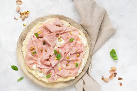 La pizza senza lievito è un prodotto da forno semplice e squisito! Pizza Bianca Con Stracchino Mortadella E Pistacchi Ricetta Veloce Senza Lievitazione