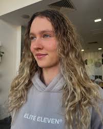 brighter ✔️ blonder ✔️ how's that transformation.. using a freehand  balayage technique with some face framing foils with  @lorealpro_education_aus and some basin balayage to create this brighter  and blonder colour @lorealpro_education_aus ...