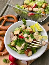 Weisswurstsalat Mit Gerosteten Brezn Kochtheke Rezept Weisswurstsalat Salat Wurstchen