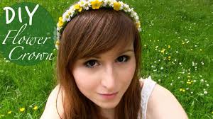 Die künstlichen blumen können sie teil von jeder bekleidung machen. Diy Blumen Haarkranz Aus Echten Blumen Youtube