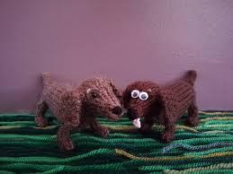 Save energy this winter with this clever canine knit! Ravelry Mini Sausage Dog Pattern By Katie Durkin