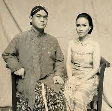 Mereka akan mengenakan pakaian yang sama. 80 Gambar Baju Adat Hitam Putih Kekinian Modelbaju Id