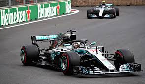 Chase carey, ceo and chairman of the formula 1® group, meets with the azerbaijan grand prix volunteers and marshals. Aserbaidschan Gp Lewis Hamilton Gewinnt Chaotisches Rennen In Baku Vettel Nur Vierter
