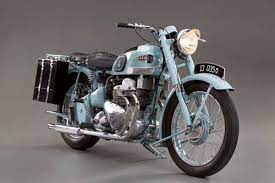 In Production For 28 Years The Ariel Square Four Became A Comfortable Touring Motorcycle In Its Later Days Motorcycle British Motorcycles Vintage Motorcycles