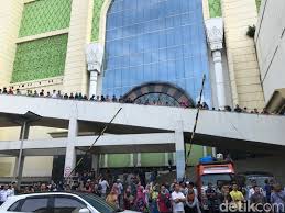 Kemudian di tahun 1990 akhirnya direnovasi kembali setelah terjadi kebakaran hebat yang membuat sebagian pasar hangus. Dari Jembatan Tanah Abang Pedagang Melihat Ruko Blok C Terbakar