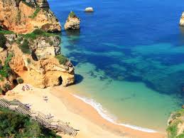 Le spiagge sparse sulla costa del portogallo centrale e settentrionale attirano anche gli amanti del durante gli intensi mesi estivi, i bagnini pattugliano la maggior parte delle spiagge del portogallo. Viaggiando Informati Spiagge Di Lagos Portogallo