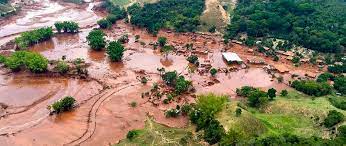 Tras el derrumbe, vecinos protestaron contra la organización del mundial. Brasil Una Tragedia Historica Minas Gerais A 20 Dias Del Derrame Minero Via Campesina