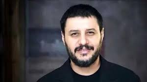 فیلم / نگاهی به استایل متفاوت و راحتی جواد عزتی، بازیگر سریال وحشی در جشن حافظ