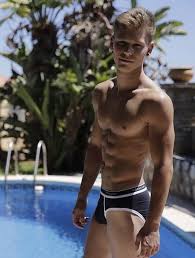 Alkisah aleandra yang merupakan anak sulung dari lukman hidayat, aleandra dan latifa terpaksa menikah dengan seorang ceo kaya raya bernama senopati arya bagaskara yang terkenal sangat dingin dan juga angkuh. Pin On Strong Hunk