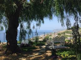 Vendita Ville E Case Indipendenti Sanremo Elegante Villa A Pochi Km Dal Centro Di Sanremo Con Vista Mare Stupenda Localita Poggio Villa Case Immobiliare