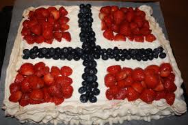 Denne kaken har vært fast tradisjon hjemme hos oss etter barnetoget på 17. Kakeanne Pavlova Kake Til 17 Mai