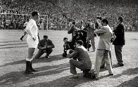 Alfredo Di Stefano During His Official Unveiling As A Real Madrid Player In 1953 Real Madrid Players Alfredo Di Stefano Real Madrid