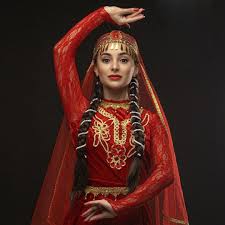 Das präsidentenpaar aserbaidschans kommunizieren laut der frau des präsidenten, mehriban alijew, sowohl in russischer als auch in aserbaidschanischer sprache. Azerbajdzhanka Azerbaijan Traditional Dress Russian Traditional Dress Azerbaijan Clothing Traditional Outfits