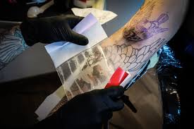 Ich habe das tattoo eingecremt aber weiß nicht ob wieder folie drüber muss ?? Suprasorb F Folien Wundverband Schutzt Das Tattoo Fur Bessere Heilung