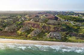 40 kilometer feiner sandstrand, raue brandung an der westseite, stilles wattenmeer im osten, urwüchsige dünen und grüne deiche, blühende heide und majestätische kliffs. 100m Lanserhof Sylt Project Forges Ahead Towards 2021 Opening Architecture And Design News Cladglobal Com