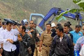 Enggak mau 'kan dapat jas hujan dengan kualitas murahan seperti ini? Kehujanan Pantau Longsor Bogor Jokowi Pakai Jas Hujan Plastik Rp10 000 Dream Co Id