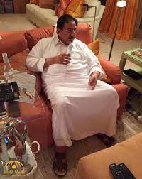 وفي العام التالي، قُتل الصحافي السعودي جمال خاشقجي على أيدي عملاء يعملون لحساب محمد بن سلمان، وقد شكلت ردات الفعل العالمية العنيفة على جريمة القتل تهديداً لولي العهد. Ø´Ø§Ù‡Ø¯ Ø£Ø­Ø¯Ø« ØµÙˆØ±Ø© Ù„Ù„Ø£Ù…ÙŠØ± Ù…Ø­Ù…Ø¯ Ø¨Ù† Ù†Ø§ÙŠÙ ØµØ­ÙŠÙØ© Ø§Ù„Ù…Ø±ØµØ¯