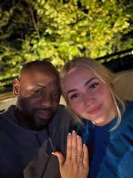 Please can someone unblur photo. Thank you.