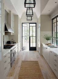 Una cocina blanca te da la gran oportunidad de poderla decorar con madera oscura, ya que el blanco multiplica la luz y agranda los espacios. Blanco Negro Y Madera En Cocinas Una Apuesta De Lo Mas Actual