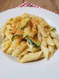 Scopri la nostra ricetta valutata 4.1/5 da 27 membri. Mezze Penne Con Salmone Affumicato Zucchine E Philadelphia Lisa In Cucina