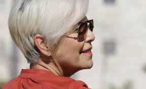 Cheveux 60 ans 96 best coiffure femme 50 ans et plus images in | white hair, . Apres 60 Ans Comment Se Coiffer Rajeunissez Instantanement Grace A Ces Coupes Modernes