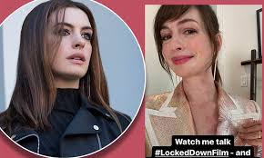 En locked down, justo cuando deciden separarse, linda (anne hathaway) y paxton (chiwetel ejiofor) descubren que la vida tiene otros planes cuando están atrapados en casa en un confinamiento obligatorio, podemos leer en la premisa de la película. Anne Hathaway Gets Her First Talk Show Hives Of The Year While Promoting Heist Rom Com Locked Down Daily Mail Online