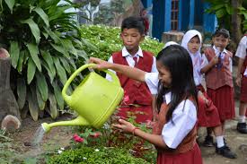 Buat si bapak yg berjalan kaki sangat jauh gend. Taman Sekolah Sd