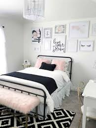 71 Simple Bedroom Decorating Ideas With Beautiful Color Quarto Minimalista Pequeno Decoracao Quarto Pequeno Feminino Decoracao Quarto Pequeno