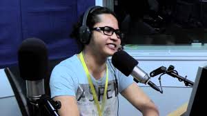 Tak lama kemudian pria itu menghampiri saya, setengah berteriak dia berkata… Carta Era 40 Hafiz Juara Mania Youtube