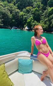 Larissa manoela was born on december 28, 2000 in guarapuava, paraná, brazil as larissa manoela taques elias santos. De Biquini Larissa Manoela Fala Sobre Estrias No Corpo Precisamos Normalizar Celebridades O Dia