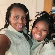 Austin, here they come! 👋 Royse City High School sent their amazing Track  and Field State Qualifiers, Kira Bowman and Jammel Ward, off in style!  Students and staff showed their Bulldog spirit