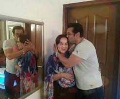 Check Out Salman Khan Meets Popular Newsreader Salma Sultan Bollywood News Bollywood Hungama Today, i am going to revisit the charm of 20 old doordarshan new readers and anchors, who ruled the hearts of billions of indians with their charm, presentation now it has been more than one and half decade, but still i cannot forget the wonderful doordarshan news readers and anchors who used to. salman khan meets popular newsreader