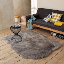 tapis effet peau de mouton livio 135 x 190 cm faux sheepskin rug blue walls living room sheepskin rug