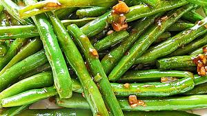 Ceapa se curata, se spala, se taie marunt si se caleste in putin ulei cu sare pana se inmoaie. Cum Se Face Mancare De Fasole Verde Cu Usturoi La Tigaie Youtube