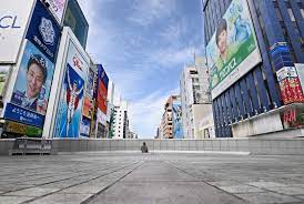 しもできなくなるのでしょうか。 実は、日本には都市封鎖を可能とする法律がありません。 宣言後も強制的な措置は限定的で、生活必需品などの買い出しはできます。 ｑ 緊急事態宣言が出されれば、ロックダウンされるのですか。 7aui1to7uxonem