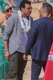 Katy Perry Is A Dream In Green As Singer Poses With Her American Idol Co Stars On Honolulu Beach Daily Mail Online