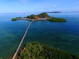 Pulau pandang jauh ke tengah, gunung daik bercabang tiga, hancur badan dikandung tanah, budi yang baik dikenang juga. Ini Dia 7 Objek Wisata Di Sulteng Cocok Mengisi Libur Lebaran Pos Rakyat
