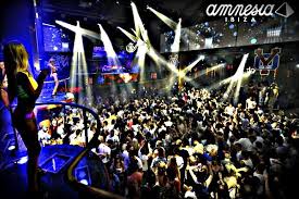 Chicas De La Noche De Ibiza Las Mejores Discotecas De Ibiza Blog De Viajes Edreams Discotecas Ibiza Discoteca Fiesta