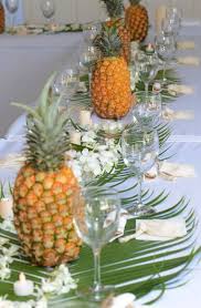 Table Setting Ideas Quirky Tropical Tablescape Ideas Table Scape Ideas Table Decor Table Setting For Lunch Table Tropical Idei Nuntă Aranjamente Masă