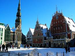 Os bancos cobram muito em transferências para o exterior. Fundo De Imagem Estatua Paisagem Urbana Riga Baixar Gratis